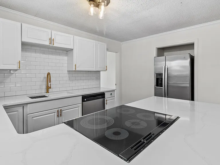 969 Henderson Ave — Photo 22