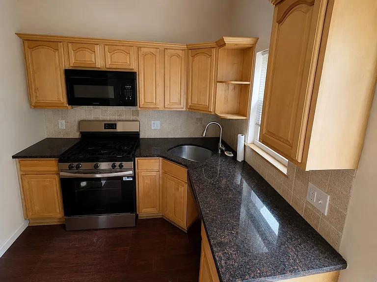 419 Kingsley St — Photo 4