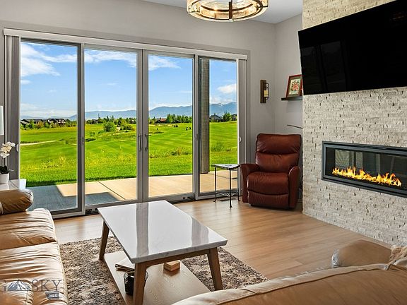 3rd image of 141 Balmoral Trl APT B