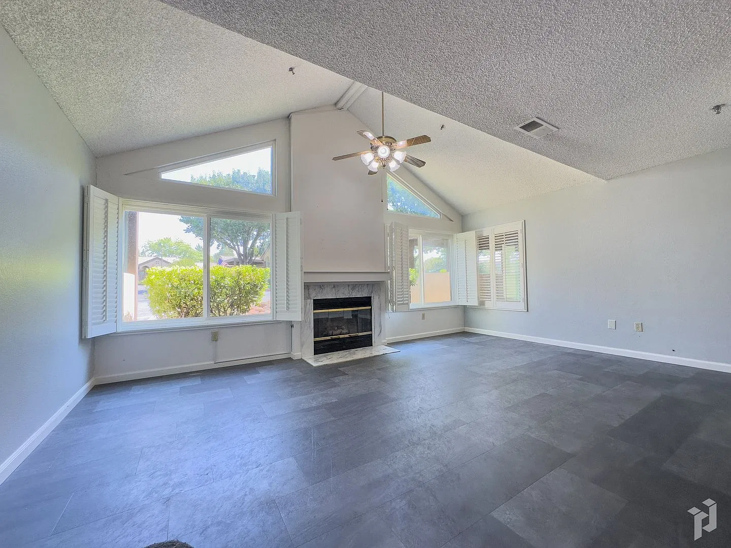 Beautiful Chico Home in 55 and Older Community! — Photo 4