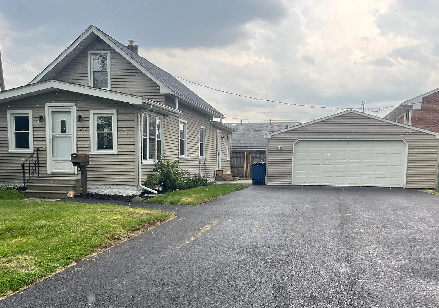 2 bed, 2.0 bath, 7500 sqft, $1,300 — Photo 2