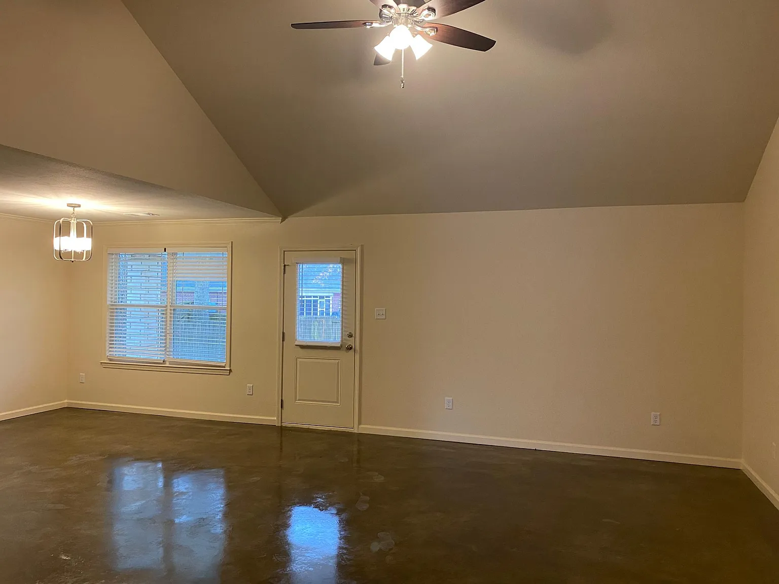 4 bed, 1727 sqft, $1,825 — Photo 2