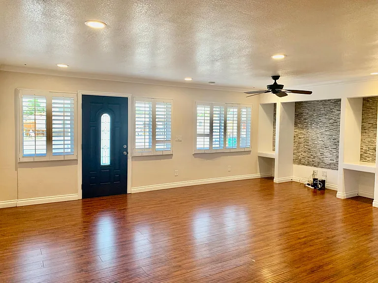 4143 Clairemont Dr — Photo 1