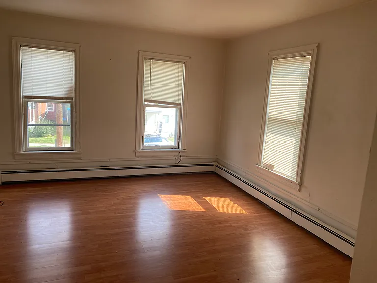 223 E Middle St — Photo 4