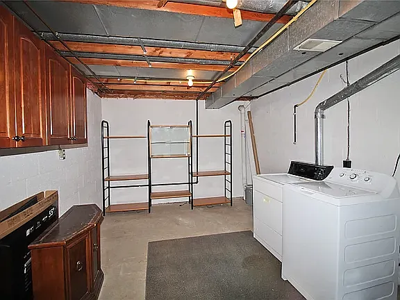211 Greenwood Dr N — Photo 13