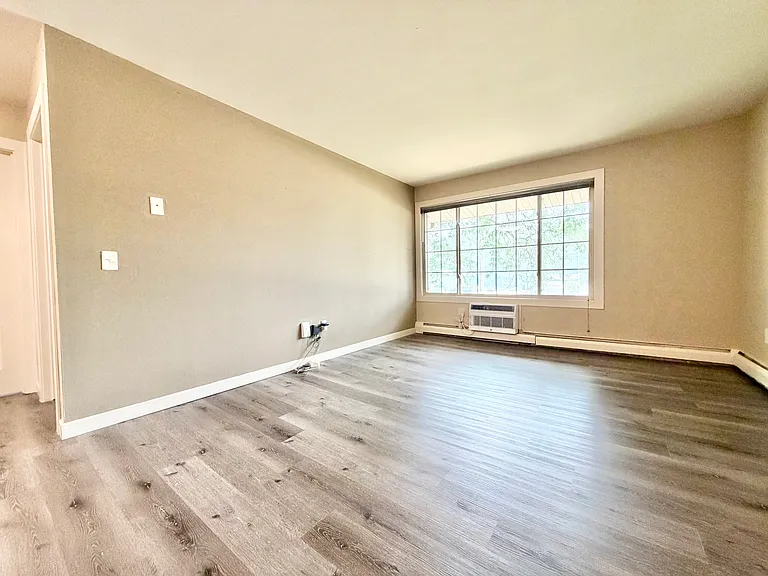 Middleton Commons — Photo 39