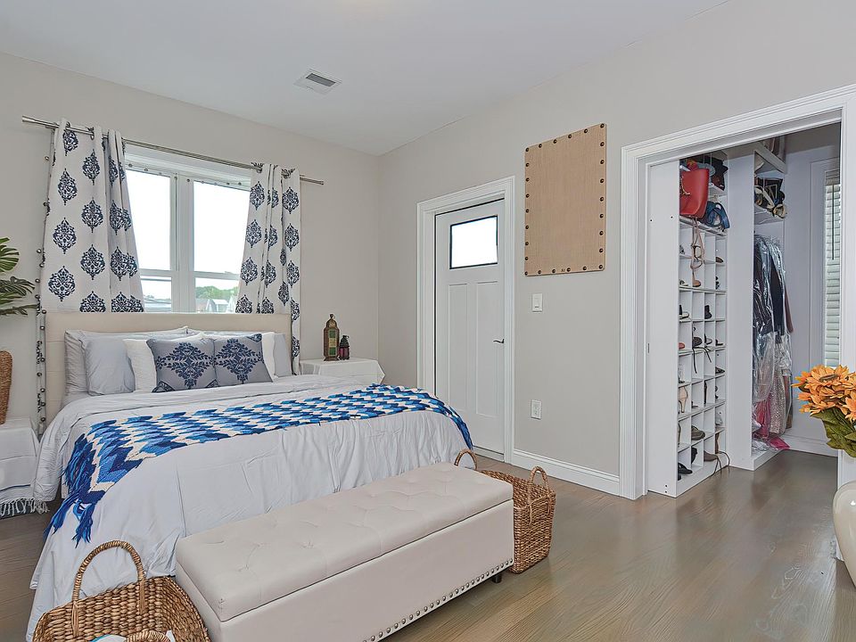 2nd image of 966 Hyde Park Ave #3