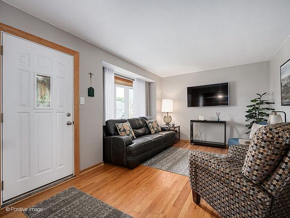 4th image of 10939 S Millard Ave