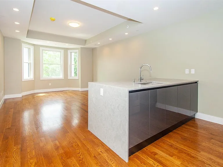 906 E 2nd St #105 — Photo 1