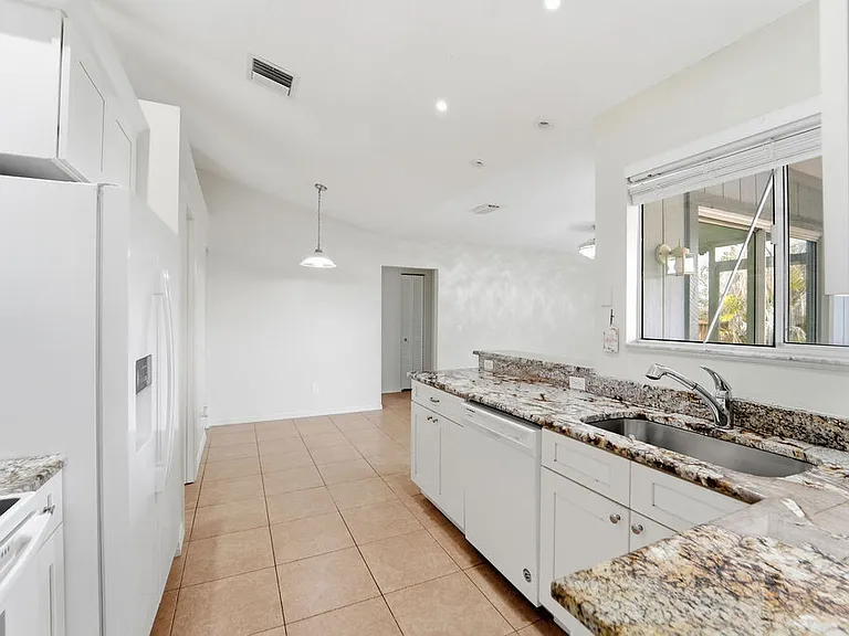 2366 SW Alminar St #1 — Photo 26