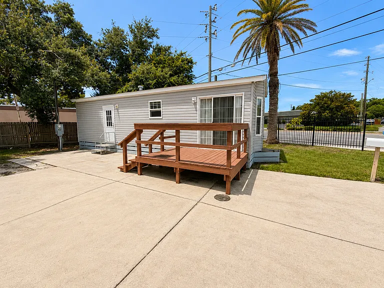 Mobile home + patio