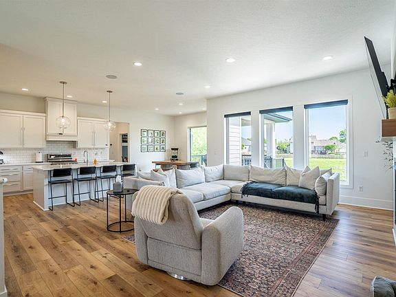 5th image of 725 E Pinehurst Trl