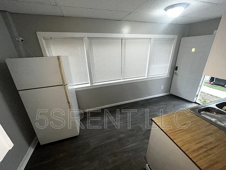240 S Mary Ellen St #B — Photo 15