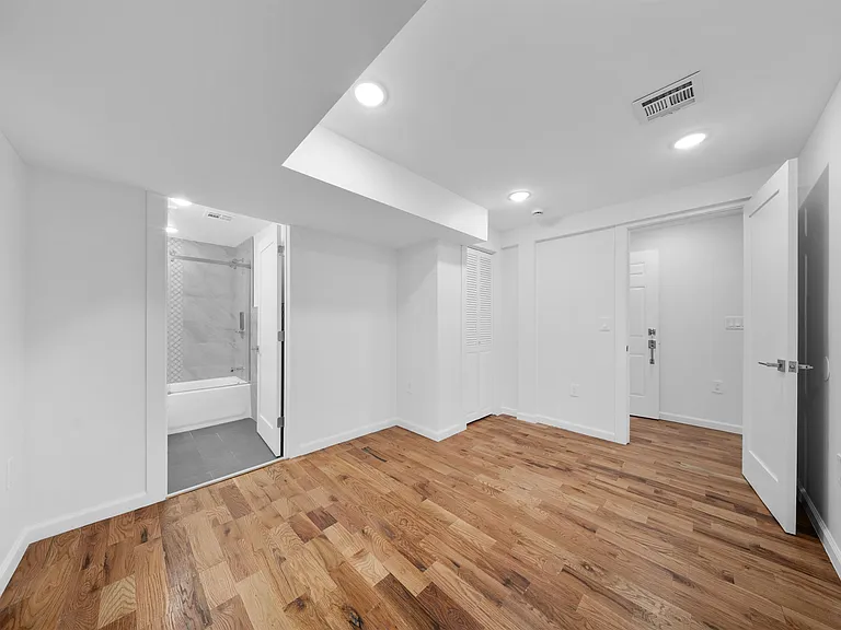 1111 53rd St #BASEMENT — Photo 15