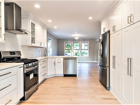 5th image of 3356 Harold St