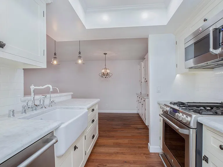 460 Oak St — Photo 2