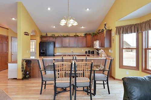 4th image of 323 Autumn Ln