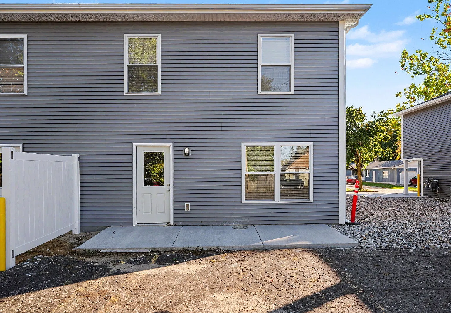 3 bed, 2.5 bath, 1900 sqft, $2,500 — Photo 2