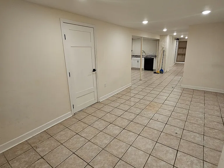 817 W 39th St #BASEMENT — Photo 9