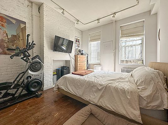 4th image of 96 E 7th St APT 1