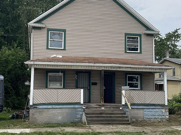 1050 Nathan St — Photo 1