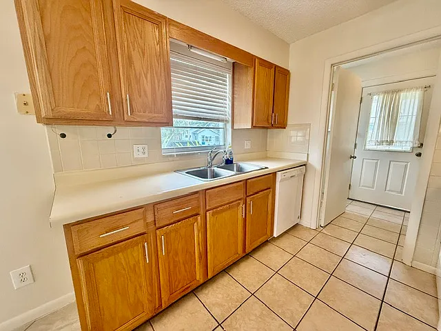 223 N Adelle Ave — Photo 10