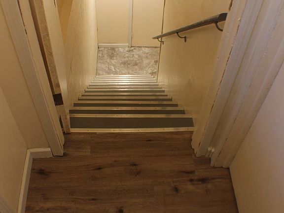 3rd image of 438 Ainsworth Cir #2