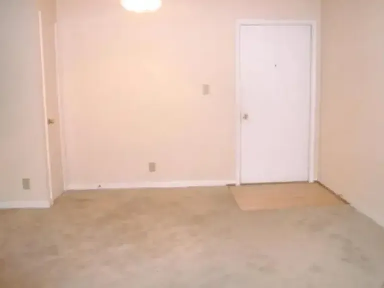 200 Grosvenor Ln #102 — Photo 11