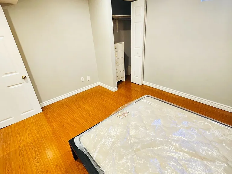 15 Saintsbury Sq #BASEMENT — Photo 8