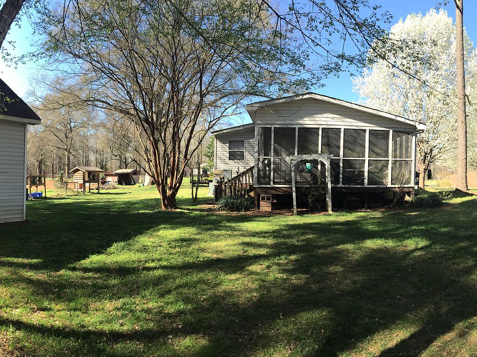 nice shaded yard with screen