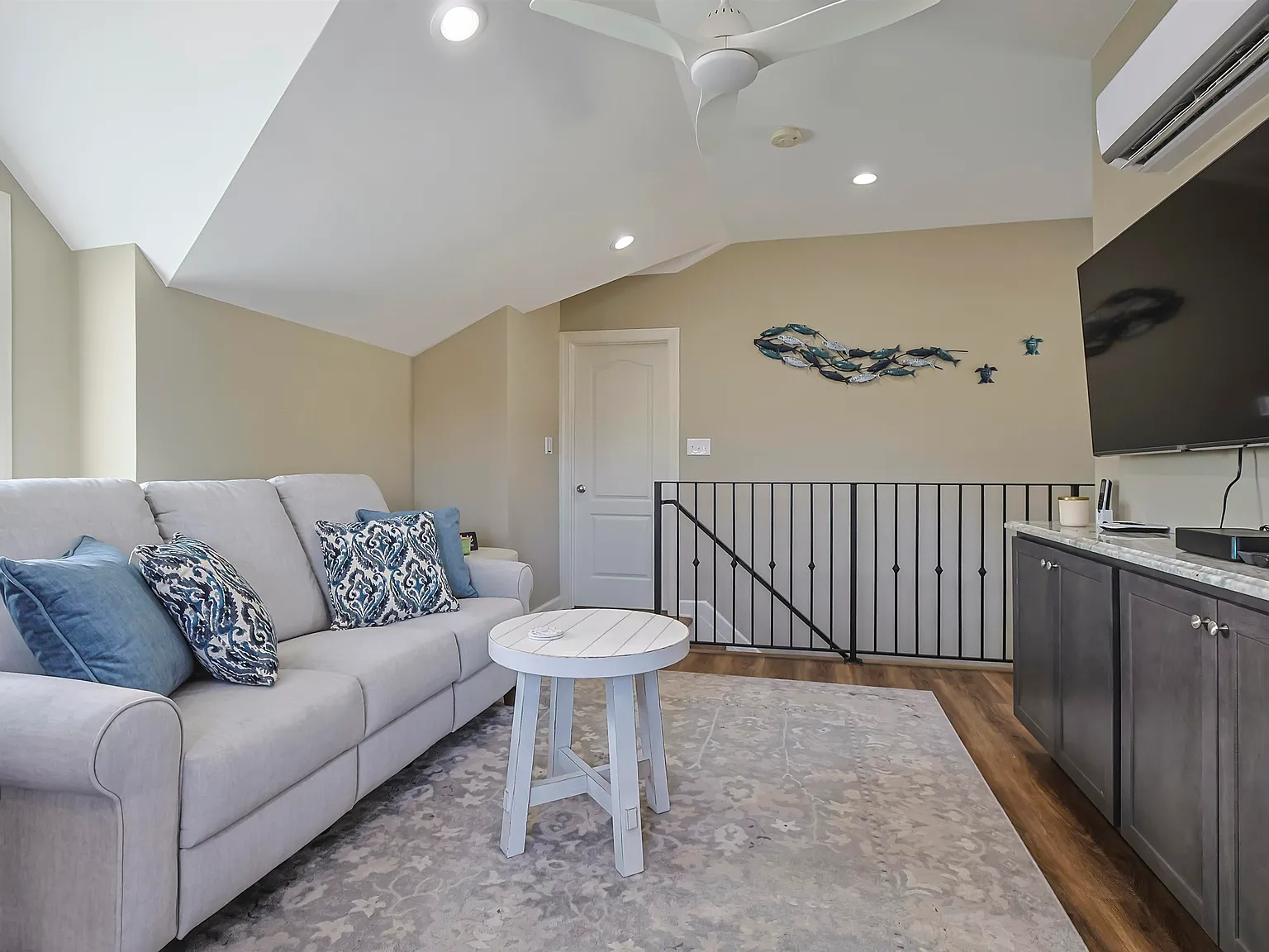 2 bed, 1.5 bath, $5,500 — Photo 4
