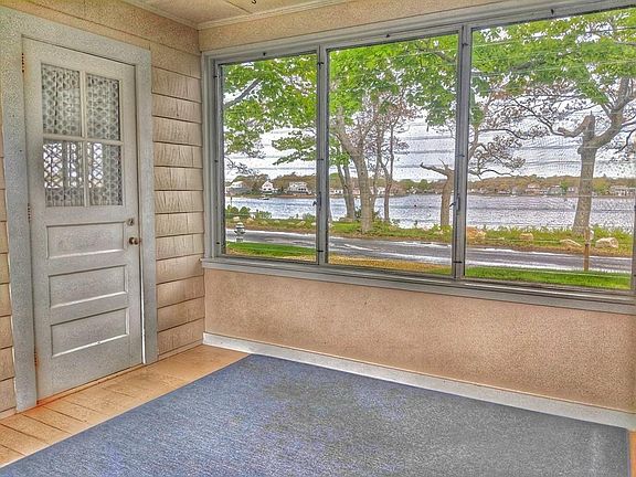 5th image of 70 Parkwood Dr