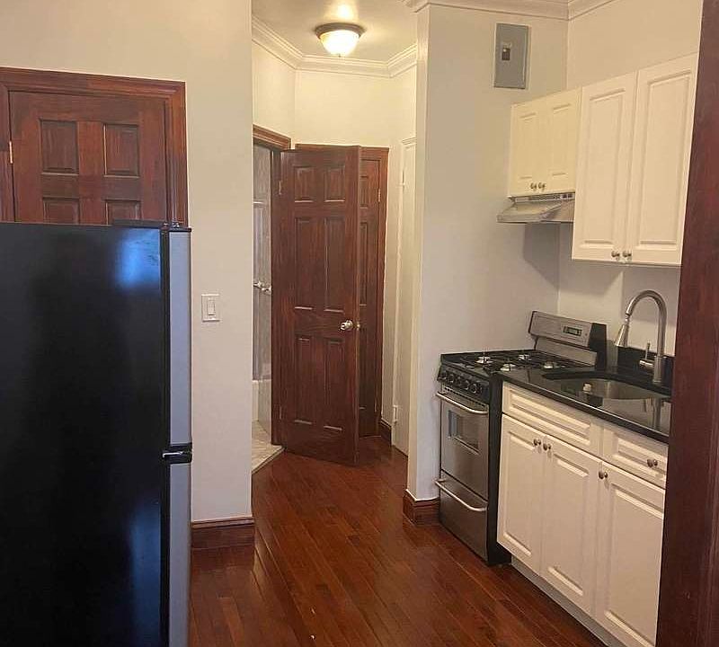 2nd image of 213 W 18th St #B1