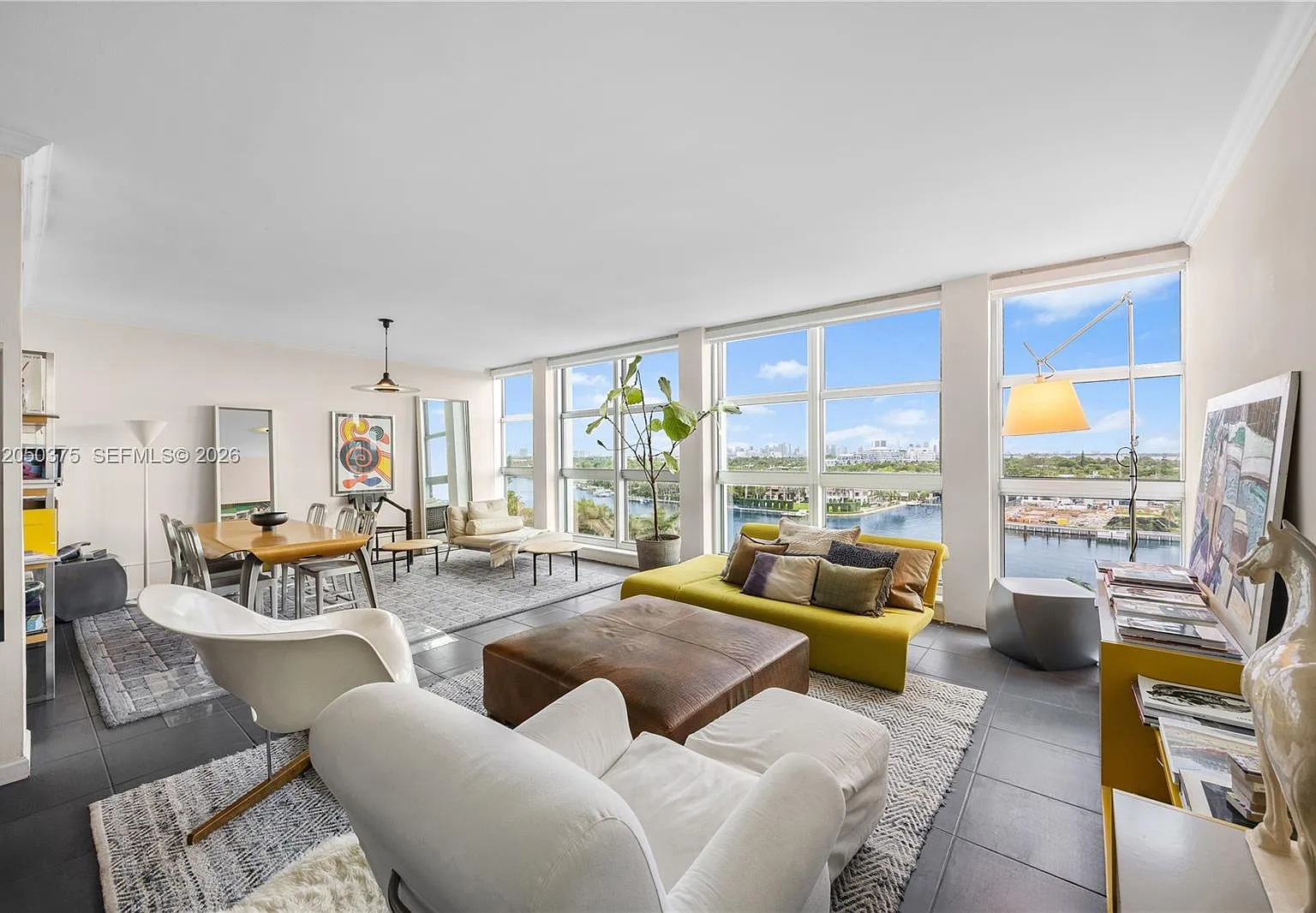 Crystal House Condo — Photo 1