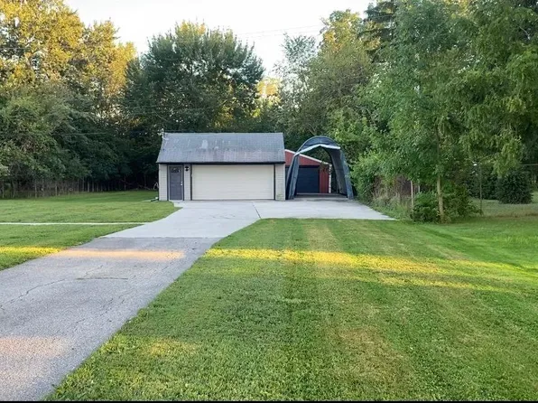 15665 Woodruff Rd, Brownstown, MI 48173