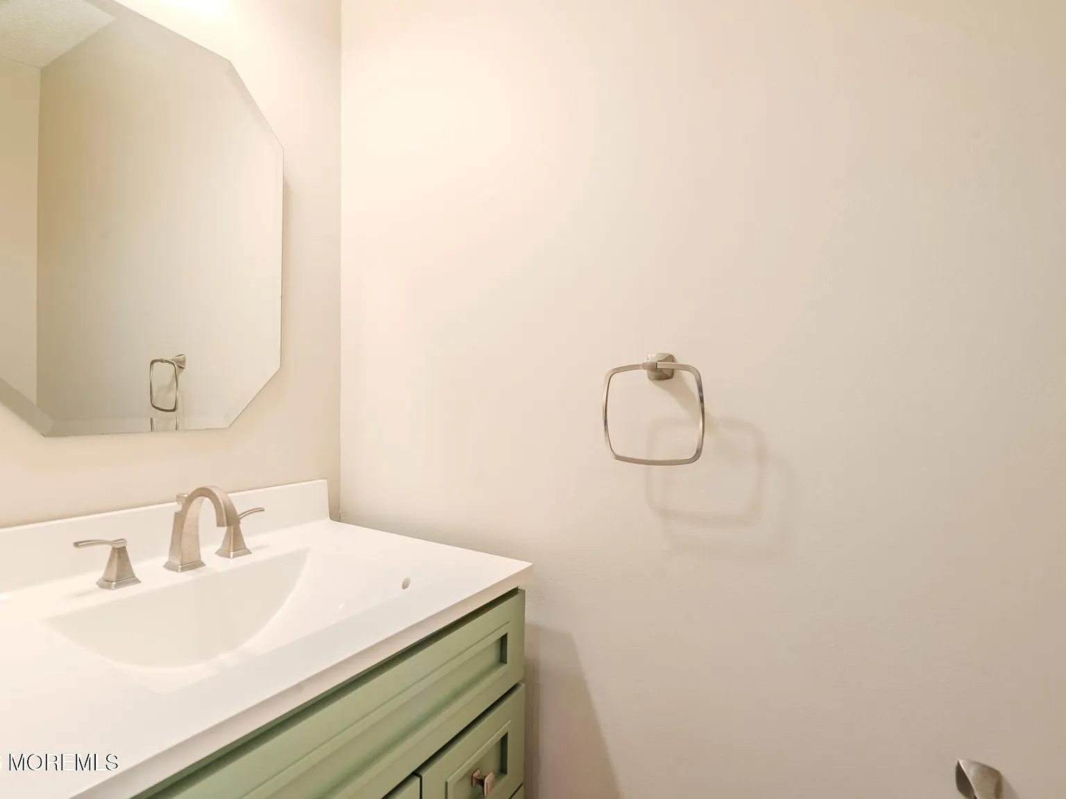 3 bed, 2.5 bath, 1640 sqft, $4,000 — Photo 3