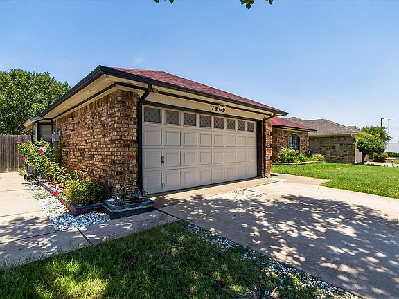 2nd image of 1809 Greenbend Dr