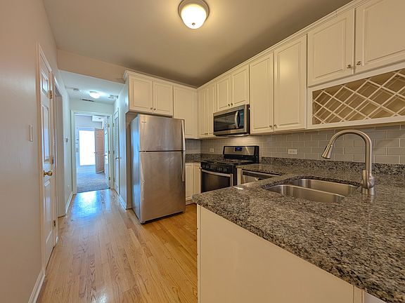 5th image of 1547 W Walton St APT 1