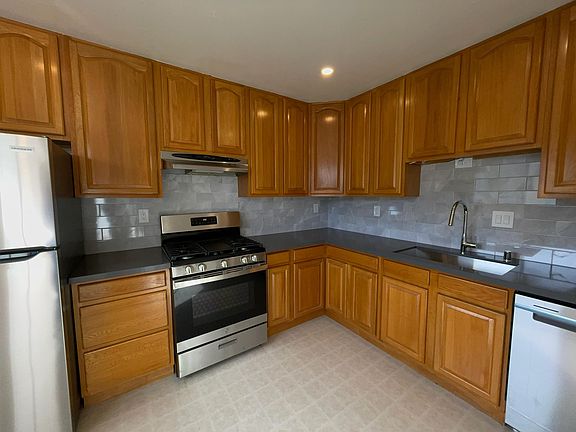 2nd image of 2749 Golden Gate Ave APT 6