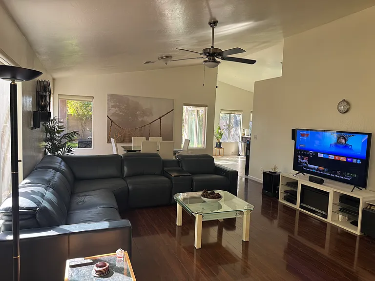 1727 E Pontiac Dr — Photo 9