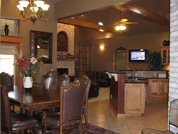 Open plan - from dining to kitchen and living