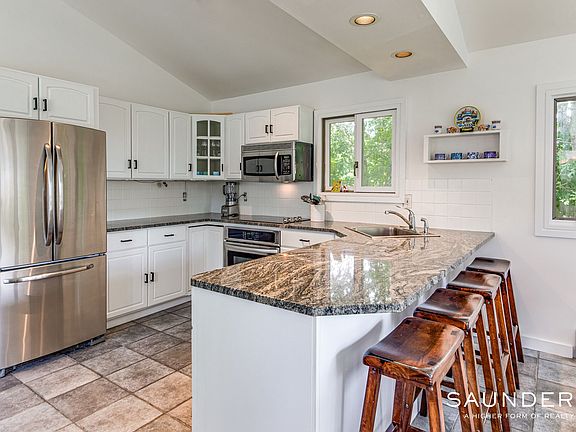 3rd image of 133 Grant Dr