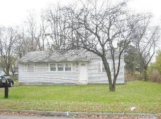 160 Merrill St, Brentwood, NY 11717
