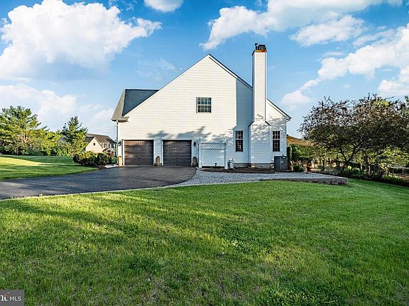 5th image of 200 Devon Ln