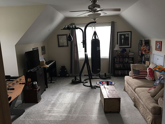 4th image of 103 Maple St