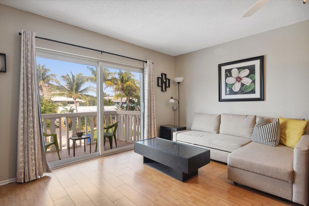 424 N Riverside Dr APT 204, photo 2