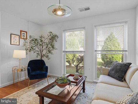 5th image of 246 N Stevenson Sq
