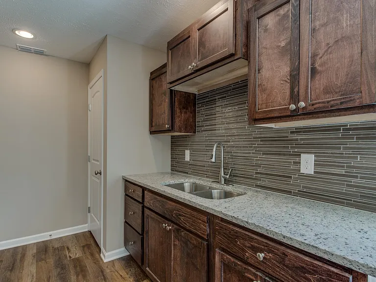 313 N Diagonal St — Photo 15