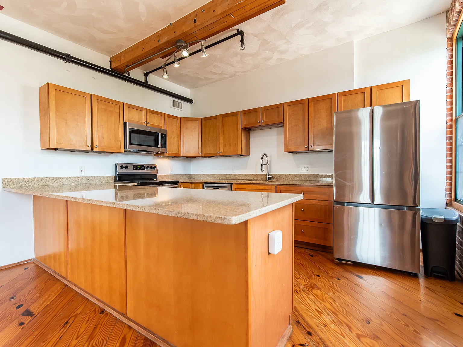 1 bed, 1100 sqft, $2,200 — Photo 2