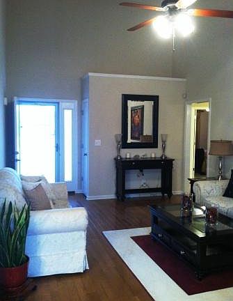 3rd image of 1887 Camelot Dr